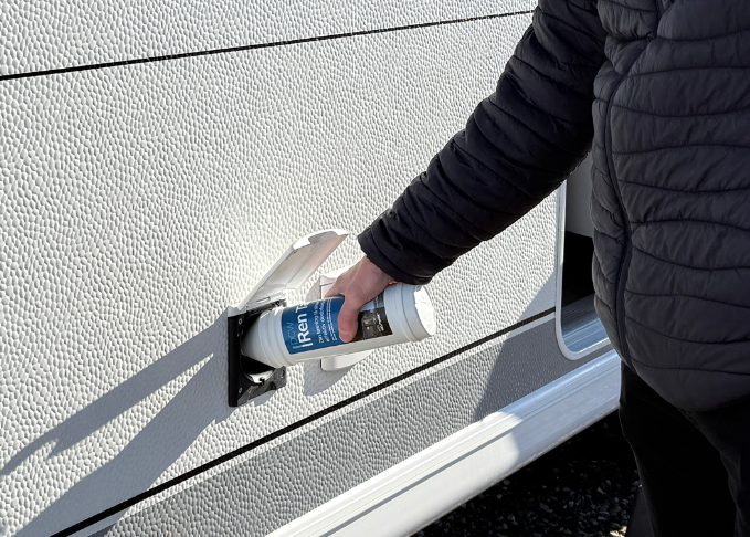 Mand hælder Ren Tank i vandtank